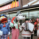 ITAR-TASS: USSR, MOSCOW. McDonalds opening its first restaurant in Pushkin square in Moscow. People standing in a queue near the entrance. (Photo ITAR-TASS / Vitaly Sozinov)